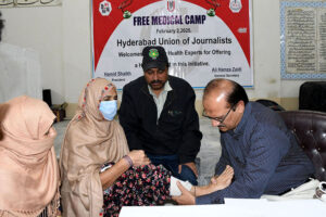 A doctor examining a patient during Free Medical Camp organized by HUJ at Press club
