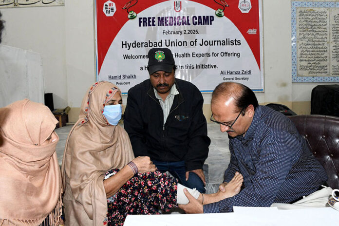 A doctor examining a patient during Free Medical Camp organized by HUJ at Press club