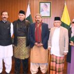 Chairman Parliamentary Committee on Kashmir Rana Muhammad Qasim Noon in a group photo with President of Malaysia Consultative Council of Islamic Organization (MAPIM) Haji Mohd Azmi Abd Hamid at Parliament House