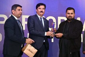 Governor Khyber Pakhtunkhwa (KPK), Faisal Karim Kundi giving away awards among the best sellers of solar panels during function “Knox Inverter's Mega Minds 2025”