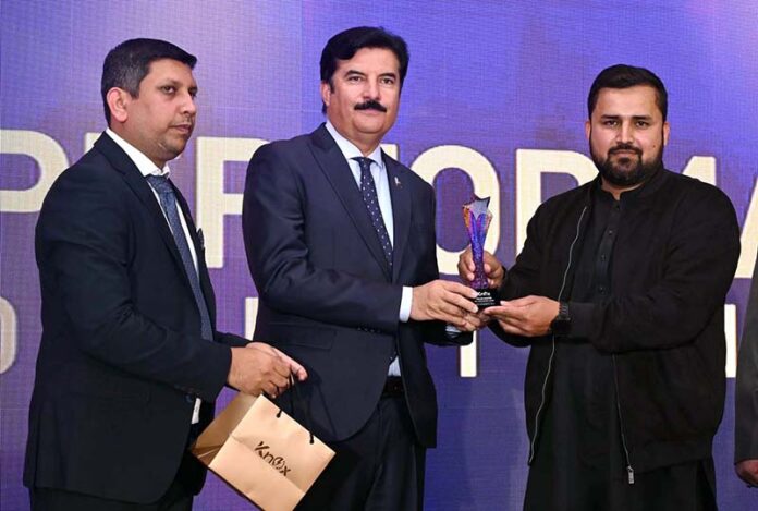 Governor Khyber Pakhtunkhwa (KPK), Faisal Karim Kundi giving away awards among the best sellers of solar panels during function “Knox Inverter's Mega Minds 2025”