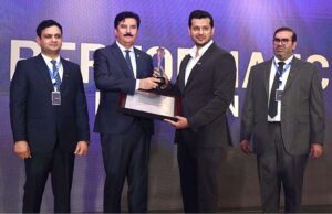 Governor Khyber Pakhtunkhwa (KPK), Faisal Karim Kundi giving away awards among the best sellers of solar panels during function “Knox Inverter's Mega Minds 2025”