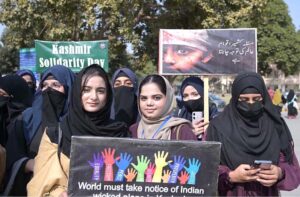 Vice Chancellor University of Sargodha Professor Dr. Qaiser Abbas with participants leading the walk regarding Kashmir Solidarity Day.