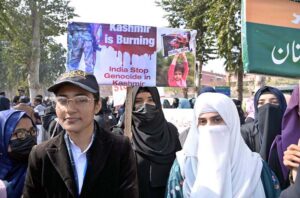 Vice Chancellor University of Sargodha Professor Dr. Qaiser Abbas with participants leading the walk regarding Kashmir Solidarity Day.