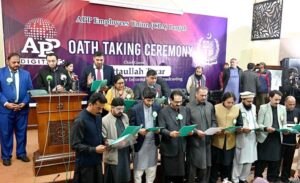 Federal Minister for Information and Broadcasting, Attaullah Tarar administering oath to newly-elected officer bearers of APP Employees Union (Punjab) during oath-taking ceremony at PBC Broadcasting House.