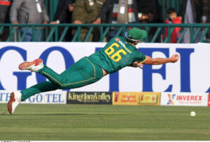 South African player struggle to get catch during the Tri-Nation’s one-day international cricket match between South Africa and New Zealand at the Gaddafi Stadium.