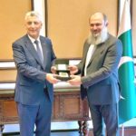 Federal Minister for Commerce Jam Kamal Khan presents a souvenir to Turkish Minister of Trade H.E. Prof. Dr. Omer Bolat as a token of friendship and strengthening economic ties between Pakistan and Türkiye