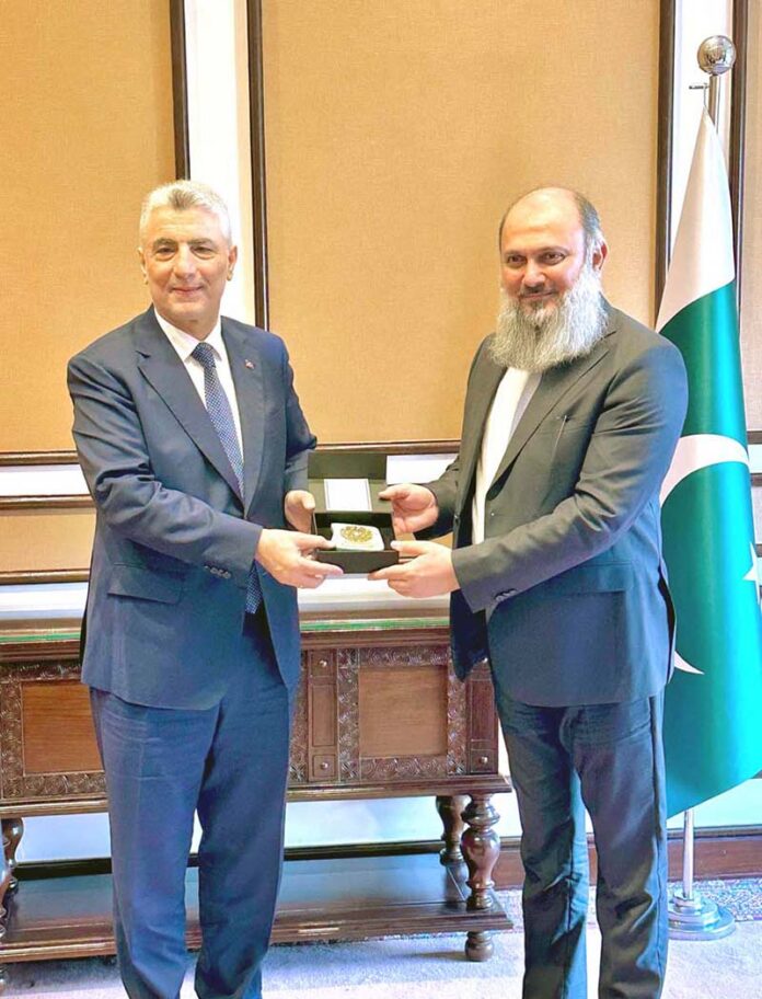 Federal Minister for Commerce Jam Kamal Khan presents a souvenir to Turkish Minister of Trade H.E. Prof. Dr. Omer Bolat as a token of friendship and strengthening economic ties between Pakistan and Türkiye