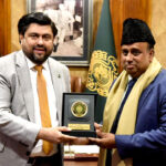 Governor Sindh Kamran Khan Tessori presenting shield to High Commissioner of Bangladesh, Iqbal Hussain Khan at Governor House