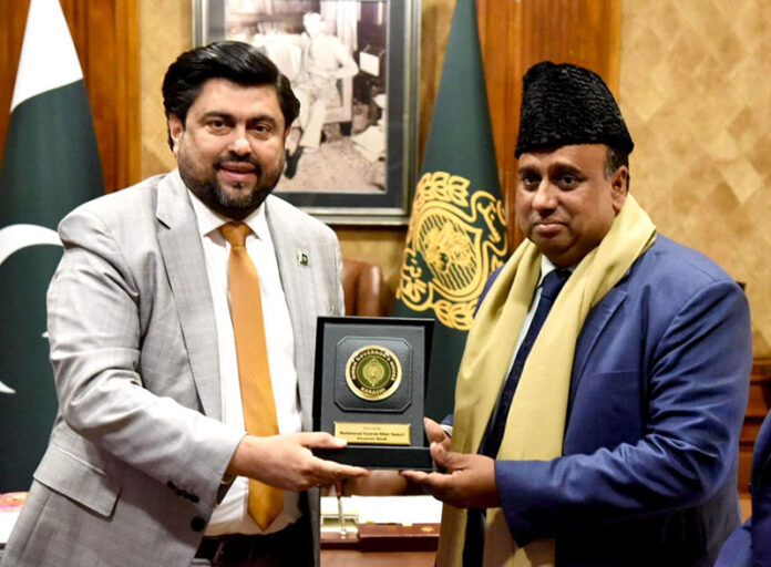 Governor Sindh Kamran Khan Tessori presenting shield to High Commissioner of Bangladesh, Iqbal Hussain Khan at Governor House