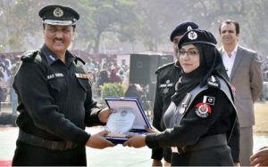 IG Pakistan Railways Rao Sardar Walton presents souvenirs to distinguished guests during the school passing out parade ceremony