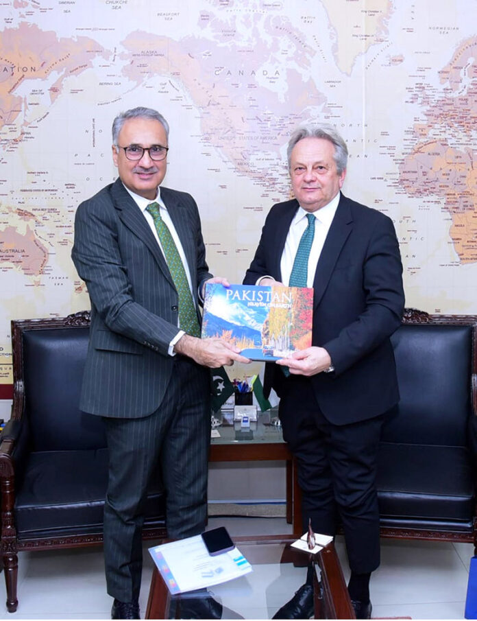 Federal Secretary Economic Affairs, Dr. Kazim Niaz, presenting souvenir to Tamas Vargha, Hungarian Deputy Minister for Defence