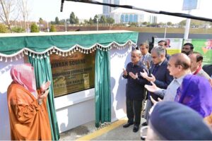 Prime Minister Muhammad Shehbaz Sharif unveiling plaque to inaugurate Jinnah Square (underpasses).