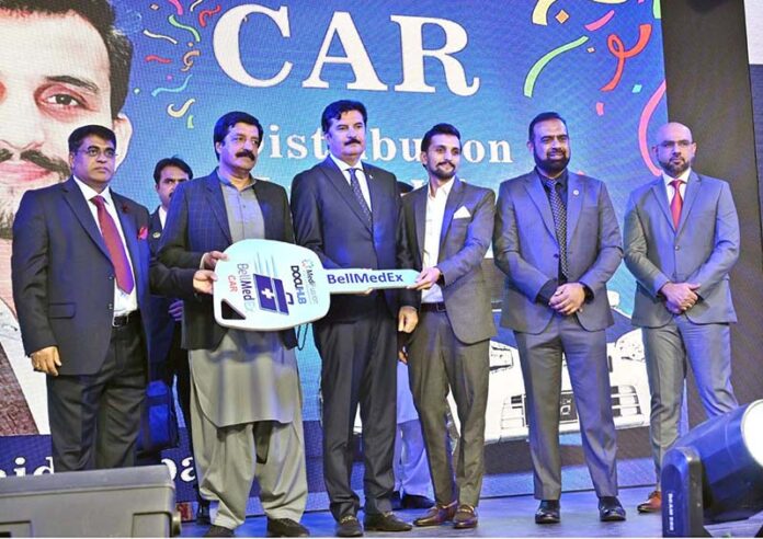 Governor of Khyber Pakhtunkhwa (KPK), Faisal Karim Kundi and Governor of Punjab, Sardar Saleem Haider Khan presented a car key to an employee for best performance during the 9th Bell Medex Annual Ceremony