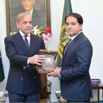 Prime Minister Muhammad Shehbaz Sharif awarding cheques and shields to the FIA and IB officials who nabbed notorious gang leader involved in human trafficking