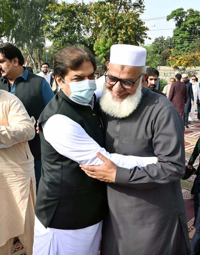 Federal Minister for Railways Hanif Abbasi exchanging Eid greetings with people after offering Eidul-Fitr prayers at Al- Aqsa Park, Satellite Town