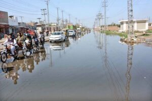 A view of sewerage water accumulated on Naranwala Road creating problems for motorists and needs the attention of the concerned authorities.