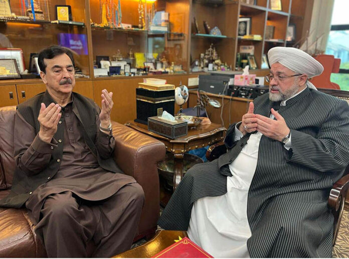 Chairman Senate, Syed Yousuf Raza Gillani, and Sheikh Afeefuddin Jillani, the 19th direct descendant of the esteemed Islamic scholar Al-Sheikh Al-Sayyid Abdul Qadir Al-Jailani (R.A), praying for Allah's guidance and protection for Muslims worldwide
