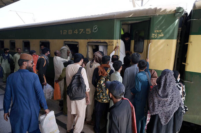 A large number of passengers boarding Eid Special Trains at the railway station, heading to their hometowns to celebrate Eid-ul-Fitr with their families
