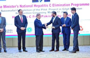 Prime Minister Muhammad Shehbaz Sharif presents shields to the contributors of Gilgit Baltistan Pilot Project of Prime Minister's National Hepatitis-C Elimination Programme.