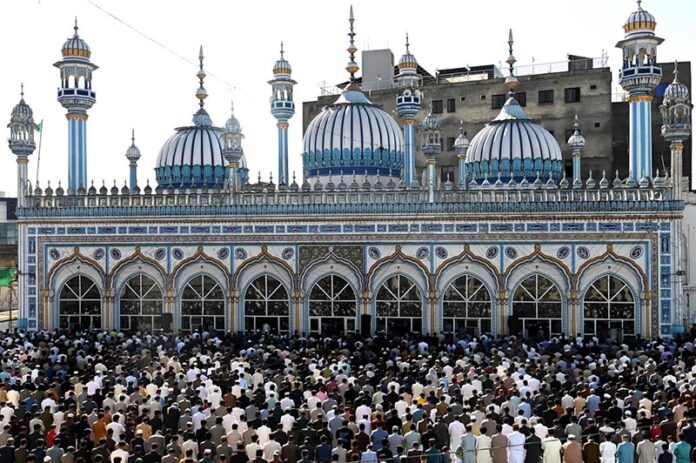 A large number of faithful offering Namaz-e-Juma-tul-Wida (Friday prayer) at Qadeemi Jamia Masjid during holy month of Ramzan