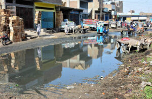 A view of sewerage water accumuled on Subzi Mandi Road causes inconvenience for citizens, demanding immediate action from authorities