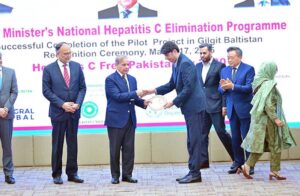 Prime Minister Muhammad Shehbaz Sharif presents shields to the contributors of Gilgit Baltistan Pilot Project of Prime Minister's National Hepatitis-C Elimination Programme.