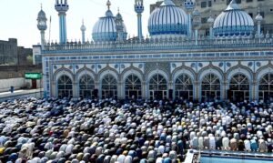 A large number of faithful offering Namaz-e-Juma-tul-Wida (Friday prayer) at Qadeemi Jamia Masjid during holy month of Ramzan