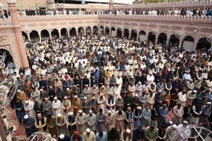 A large number of faithful offering second Friday prayer of Holy Fasting Month of Ramzanul Mubarak at Sunehri Masjid.