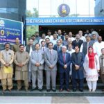 Federal Ombudsman Ejaz Ahmad Qureshi in a group photo with local businessmen and traders during his visit at Faisalabad Chamber of Commerce & Industry (FCCI)