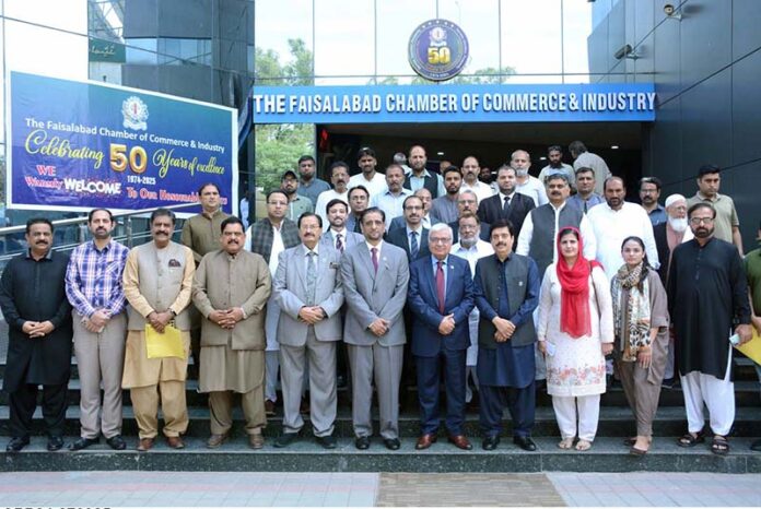 Federal Ombudsman Ejaz Ahmad Qureshi in a group photo with local businessmen and traders during his visit at Faisalabad Chamber of Commerce & Industry (FCCI)