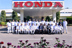 SAPM Haroon Akhtar Khan cutting ribbon to open Honda Multan Road Manga Mandi