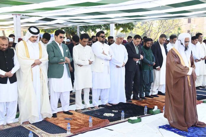 Governor Sindh Kamran Khan Tessori along with Federal Minister Education and Professional Training Dr. Khalid Maqbool Siddiqui offering Eidul Fitr prayers at Governor House