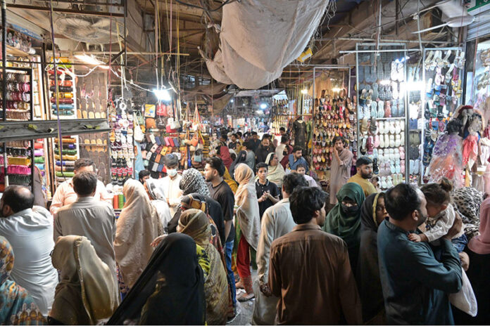 A large number of people at Eid shopping in Urdu bazaar