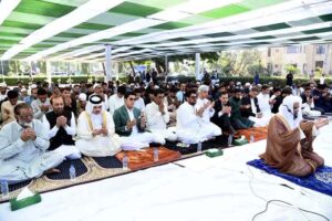 Governor Sindh Kamran Khan Tessori along with Federal Minister Education and Professional Training Dr. Khalid Maqbool Siddiqui offering Eidul Fitr prayers at Governor House