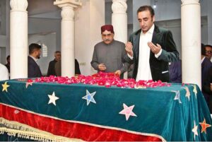 Chairman PPP Bilawal Bhutto Zardari offering Fateha on the grave of Shaheed Mohtarma Benazir Bhutto at Garhi Khuda Bakhsh on the first day of Eid-ul-Fitr