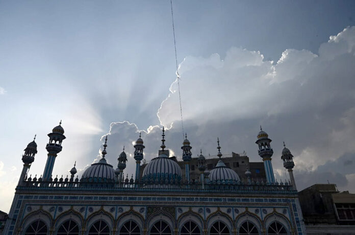 An attractive view of clouds hovering over the Markazi Jamia Masjid