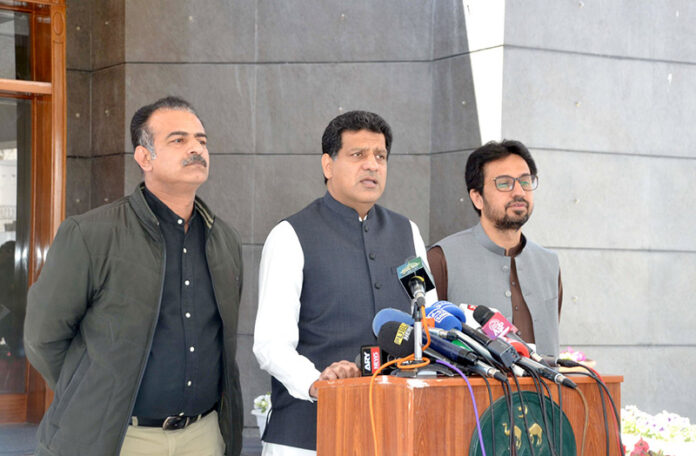 Provincial Ministers, Zahoor Ahmed Buledi, Shoaib Nosharwani and Balochistan Govt Spokesperson Shahid Rind addressing press conference regarding improvement of law and order situation in the province