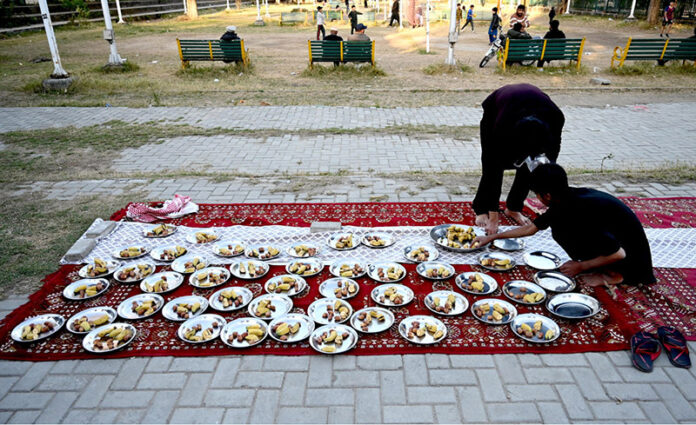 Volunteers arranging free Iftar for the nearby people at a local park in Melody area in the fasting month of Ramadan ul Mubarak