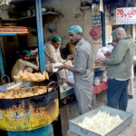 Vendors frying food stuff ‘Samosa’ for Iftar in the fasting Month of Ramadan