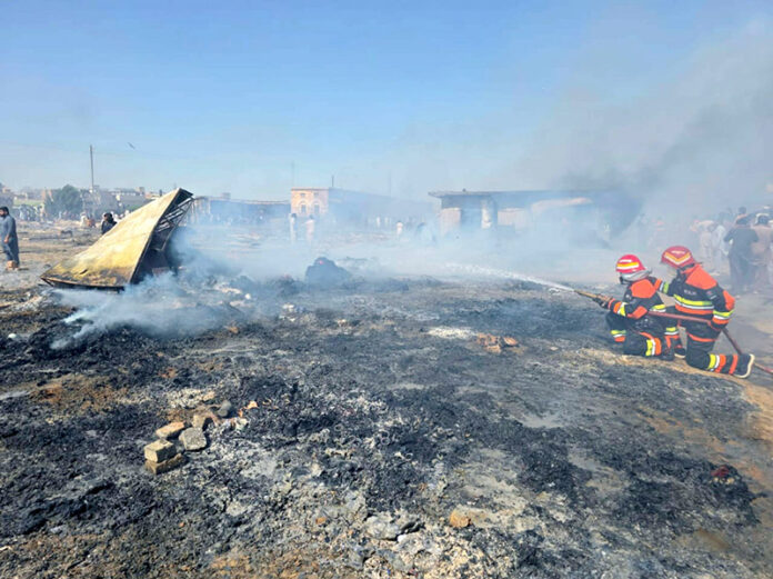 A sudden fire erupted in Landa Bazaar in Sadiqabad, prompting the Rescue 1122 team to declare a red code. Rescue 1122 teams from all four tehsils of Rahim Yar Khan District are struggling to extinguish the fire