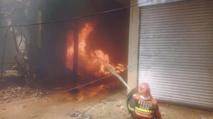 A sudden fire erupted in Landa Bazaar in Sadiqabad, prompting the Rescue 1122 team to declare a red code. Rescue 1122 teams from all four tehsils of Rahim Yar Khan District are struggling to extinguish the fire