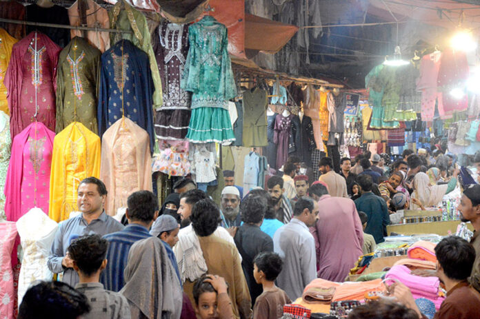 People throng shopping at Bohri Bazar ahead of Eid-ul-Fitr People throng shopping at Bohri Bazar ahead of Eid-ul-Fitr