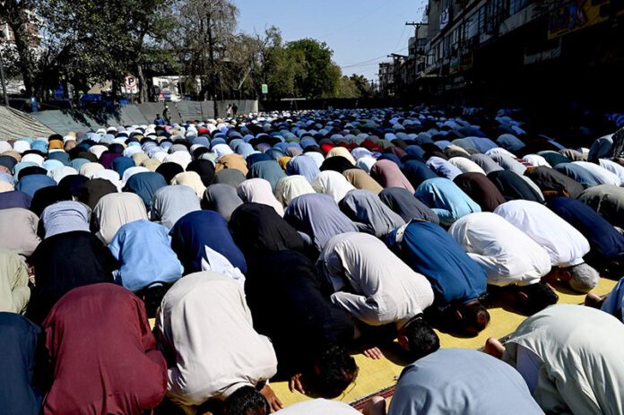 People offer Jummat ul Wida prayer (Friday’s prayer) in Ramzan at Mall Road