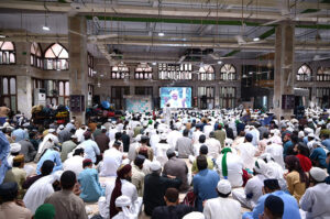 Ameer e Ahle Sunnat Maulana Ilyas Qadri: Islamic Scholar offering dua during large number of Muslims sat in “Itikaf” (Seclusion) before Maghrib prayers at Faizan-e-Madina Mosque old Sabzi Mandi. Hundreds of mosques of the mega city of Karachi for which special arrangements had been made for the devotees in these Masajid where they spend blessed moments of worship for last 10 days/nights of Ramadan, observing their fasting and performing special prayers