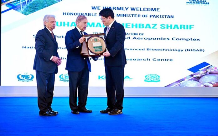 Prime Minister Muhammad Shehbaz Sharif distributes awards among the team of the Aeroponics Technology Complex for Potato Seed Production at the National Agricultural Research Centre