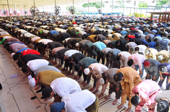 A large number of Muslim performing Namaz e jumma Alvida last Friday of the Ramzan Mubarak at Memon Masjid