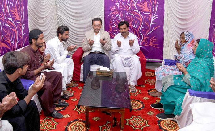 Chairman Pakistan People’s Party, Bilawal Bhutto Zardari offering Fateha condolences with the family of martyred Assistant Sub-Inspector Ramzan Bhutto at Garibabad Mohalla Naudero