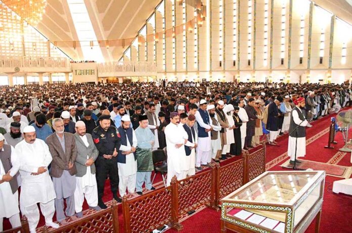 A large number of faithful offering Eidul-Fitr prayers at Faisal Masjid
