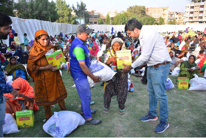 Manager Pakistan State Oil Company Limited, Syed Wali Muhammad Shah distributes Rashan bags to deserving women in the holy month of Ramadan at Latifabad